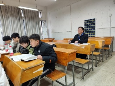 校長(zhǎng)胡穗深入電信院檢查指導(dǎo)新學(xué)期第一課及招生輔助服務(wù)工作
